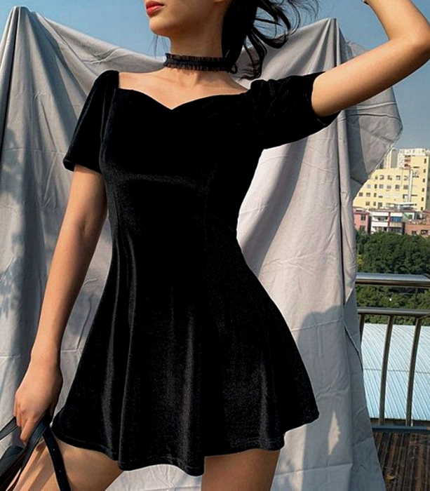 vestido negro de terciopelo de manga corta con escote de corazón