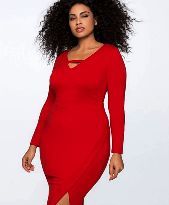 chica curvy de cabello chino usando un vestido rojo con escote en V, manga larga, ajustado a la cintrua con apertura en la pierna