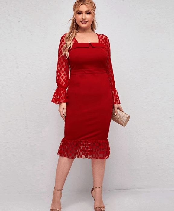 chica rubia curvy usando un vestido rojo de escote cuadrado, mangas largas con lunares rojos, ajuste a la cintura y bolso clutch de brillos color beige