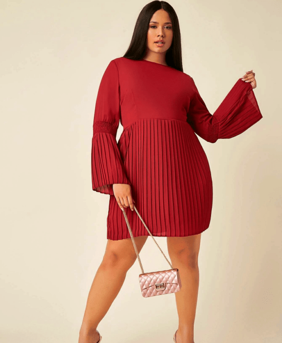 chica curvy de cabello castaño largo. usando un vestido rojo de mangas largas abombadas, bolso de mano rosa