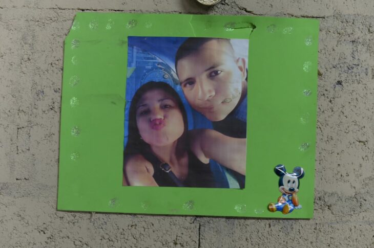 Pancarta con una fotografía de Hugo y Erika