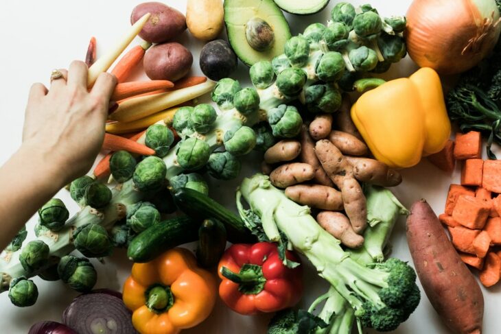 Verduras sobre una mesa de madera