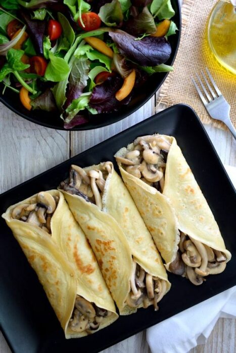 Crepas saladas rellenas de champiñones con queso; recetas con crepas