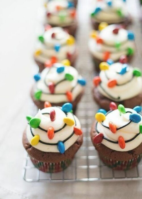 Cupcake con betún de crema y luces de lunetas; recetas de galletas y cupcakes navideños