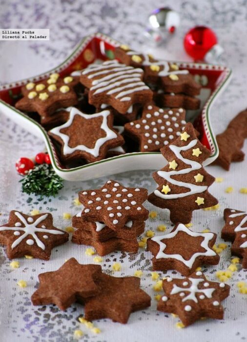 Galletas de chocolate y mazapán en forma de estrellas; recetas de galletas y cupcakes navideños