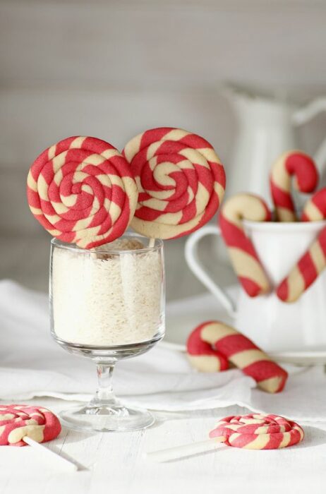 Galletas en espiral con colorantes rojos; recetas de galletas y cupcakes navideños