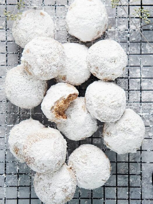 Galletas besos de nuez espolvoreadas con azúcar glas; recetas de galletas y cupcakes navideños