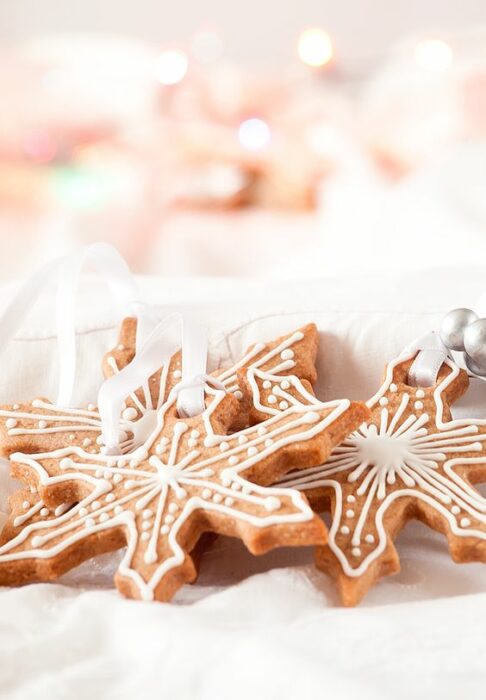 Galletas en forma de copos de nieve de mantequilla; recetas de galletas y cupcakes navideños