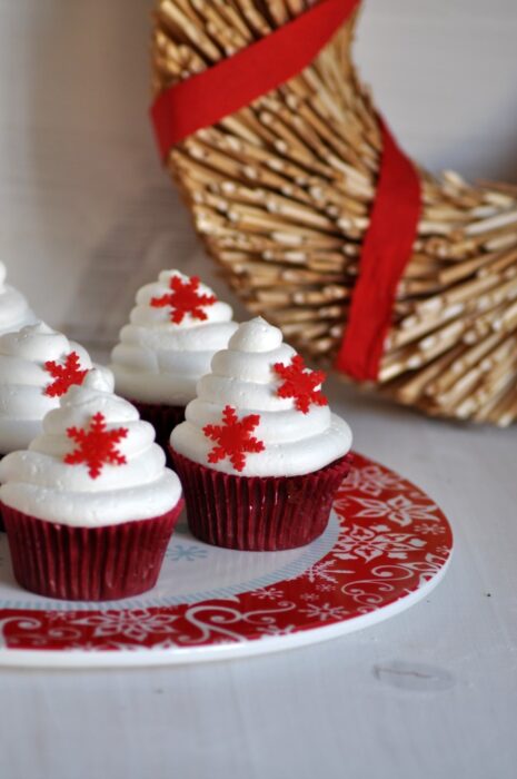 Cupcakes red velvet con crema pastelera; recetas de galletas y cupcakes navideños