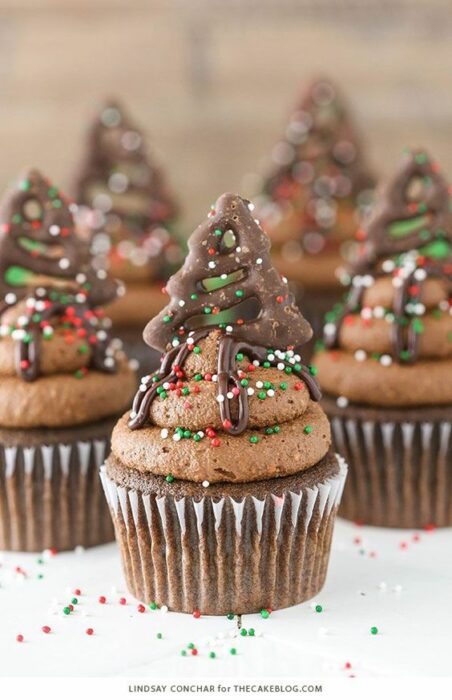 Cupcake de chocolate con dulces troceados; recetas de galletas y cupcakes navideños