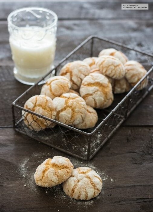 Galletas crinkles blancas con azúcar glas; recetas de galletas y cupcakes navideños