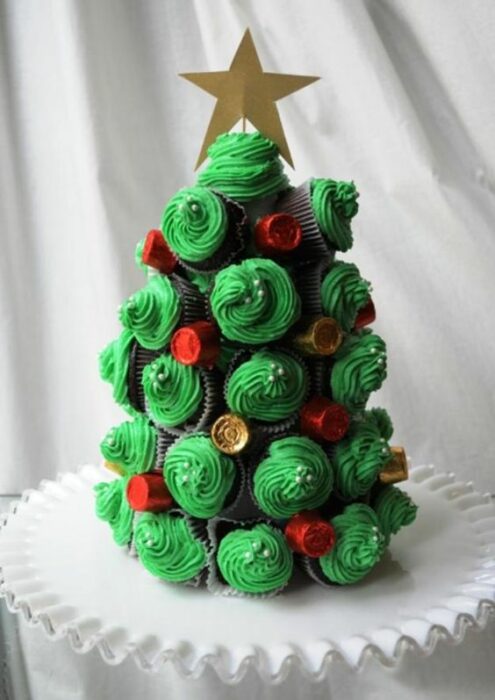 árbol de cupcakes navideños con betún de crema de limón; recetas de galletas y cupcakes navideños