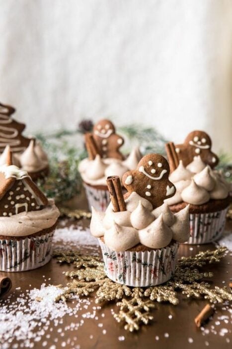Cupcake de jengibre con bombón asado; recetas de galletas y cupcakes navideños