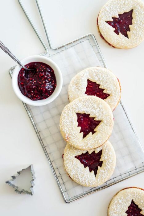 Galletas rellenas de mermelada de fresa con azúcar glas; recetas de galletas y cupcakes navideños