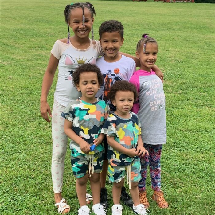 Robert Jr., Giovani, Kiontae, Marionna y Makayla jugando en el parque