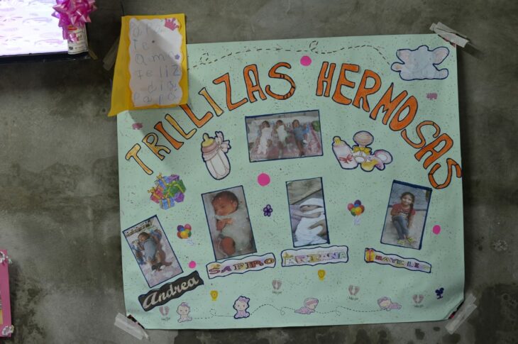 Pancarta con las fotos de las hijas de Hugo y Erika