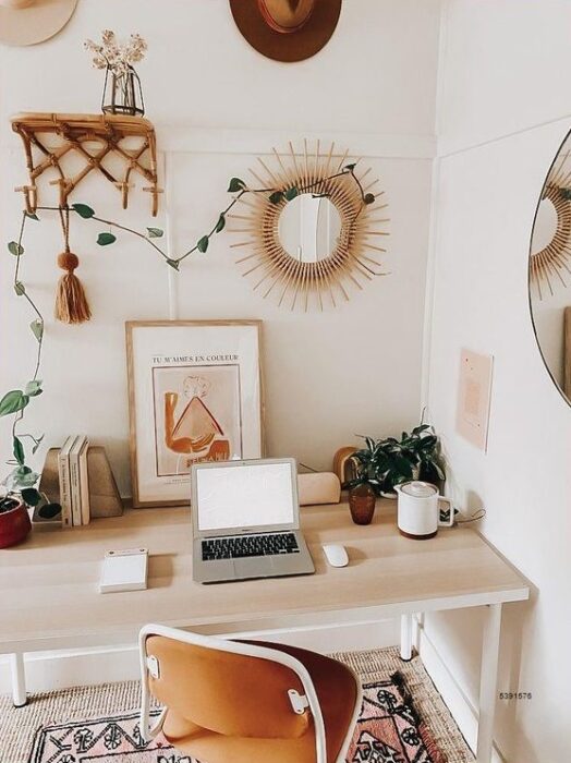 Lugar de trabajo ordenado, decorado con un par de plantas, una de ellas es una enredadera