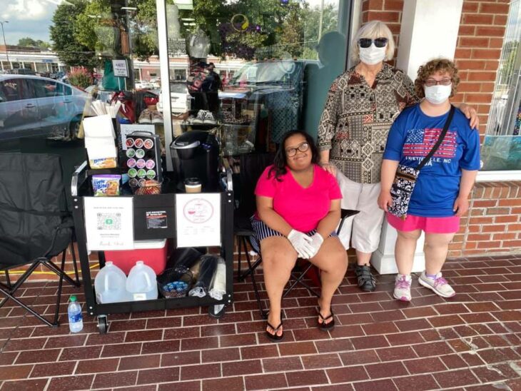 Kristina en su carrito de café después de atender a algunos clientes