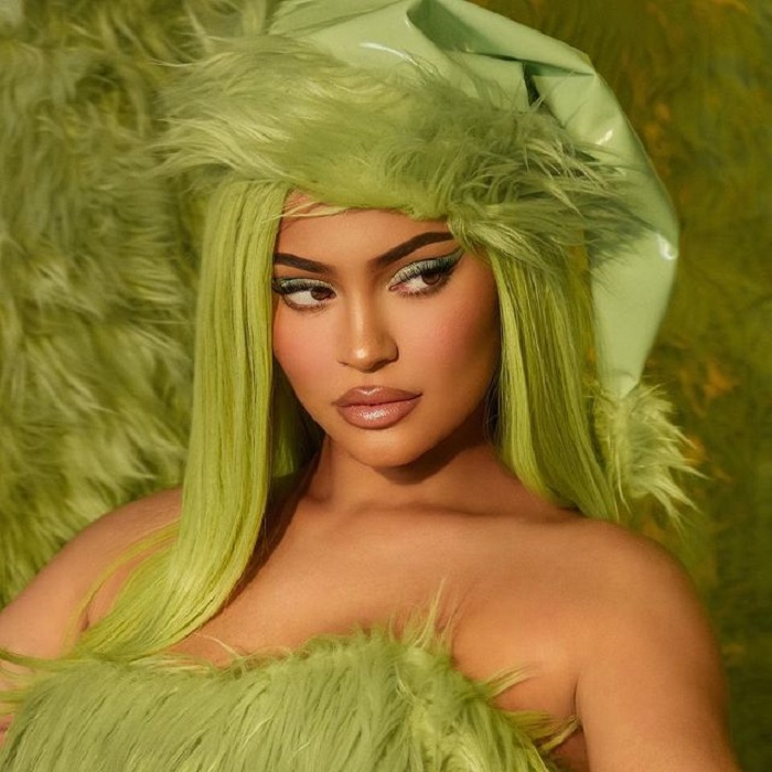 Kylie Jenner posando para la promoción de su nueva colección de maquillaje 'Kylie x The Grinch'