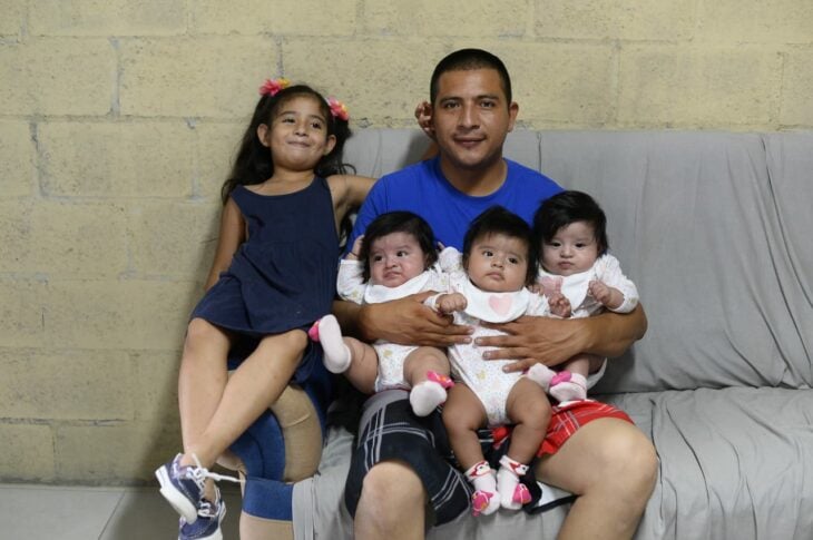 Hugo con sus cuatro hijas, después de cinco meses del fallecimiento de su esposa Erika