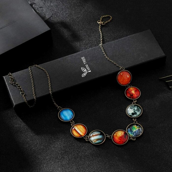 Collar con dijes de los planetas del sistema solar y cadena de color plata