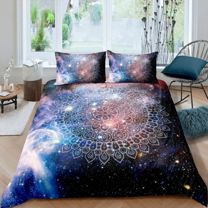 Edredón con fondo de nebulosa del espacio con estampado de una mandala en color blanco