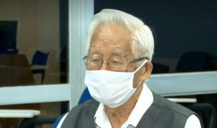 Antônio Tonouti, Großvater, der eine Maske trägt und für die medizinische Aufnahmeprüfung studiert