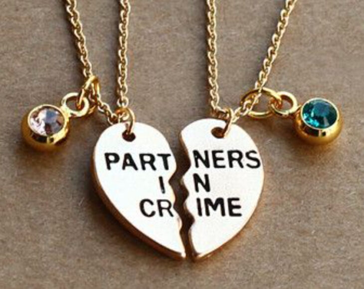 collares de la amistad con dije de medio corazón con la frase de "Partners in Crime"