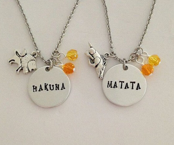 Collares de la amistad con dije de Timon y Pumba y forman la frase de Hakuna Matata