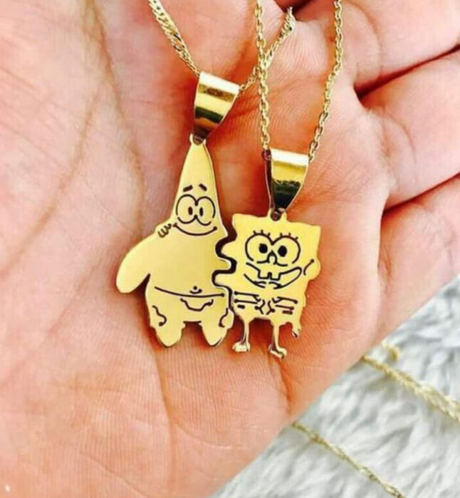 Collares de la amistad en color dorado con dijes de Bob Esponja y Patricio