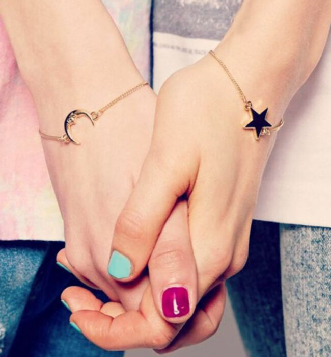 Pulseras de la amistad en color dorado con dijes de un sol y una luna