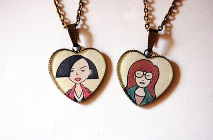 Collares de la amistad con dije de corazón y el rostro de Daria y Jane