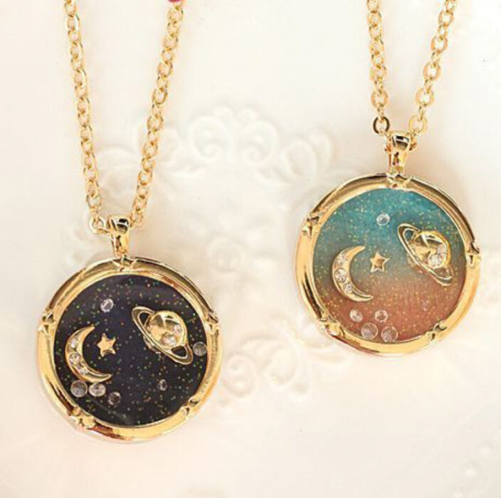 Collares de la amistad con cadena de color dorado con dije del universo con detalle de una luna y Saturno