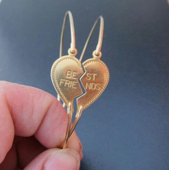 Brazaletes de la amistad en color dorado que tienen un dije en forma de corazón que con el grabado de "Best friends"