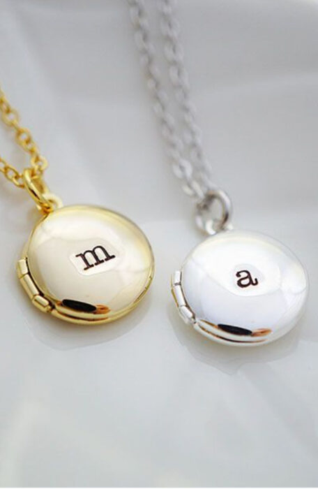 Collares de la amistad de color dorado y plata con las iniciales de "M" y "A" 