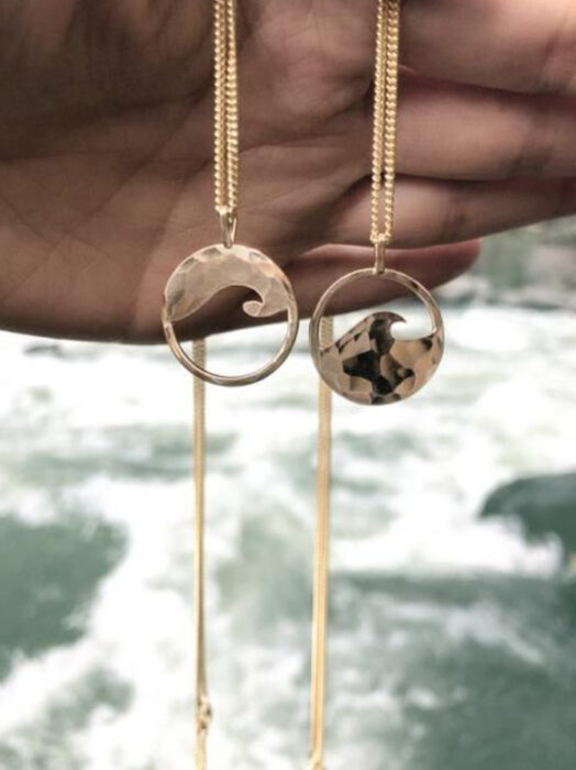 Collares de la amistad con el grabado de una ola de mar