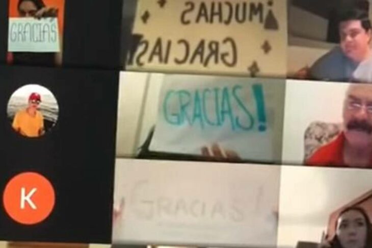 Alumnos muestran papales con la palabra gracias" a profesor