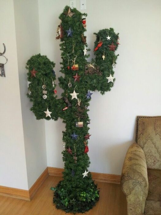 Árbol de navidad en forma de cactus decorado con esferas rojas y estrellas doradas 