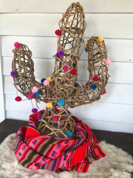 Árbol de navidad en forma de cactus hecho con material de madera y decorado con bolitas de algodón de colores