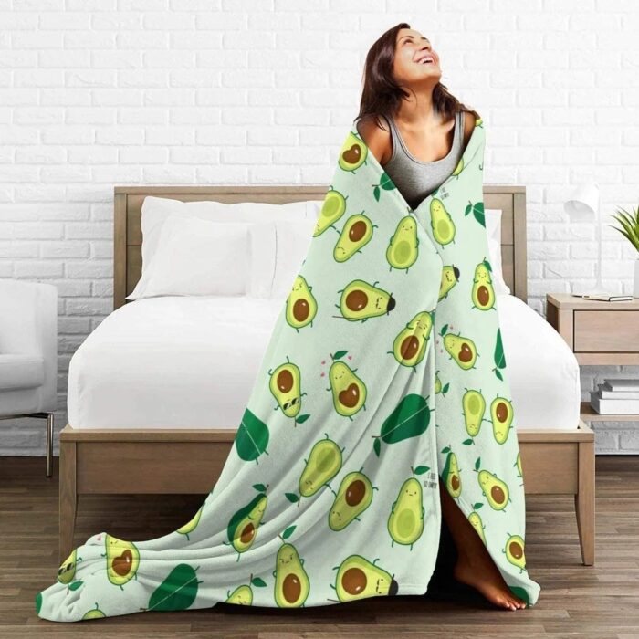 Chica cubierta con una manta estampada con aguacates; Artículos para las chicas que aman el aguacate 