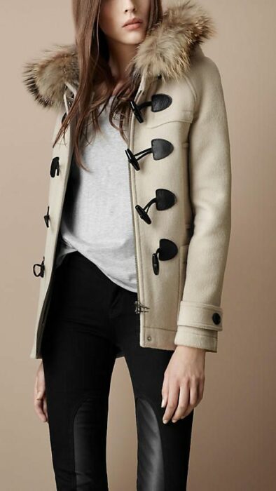 Chica usando chaqueta de color beige con botones de color café oscuro, con blusa blanca y leggings  negros de vinipiel