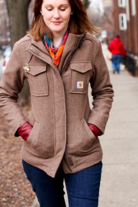 Chica usando chaqueta color rosa palo, con jeans