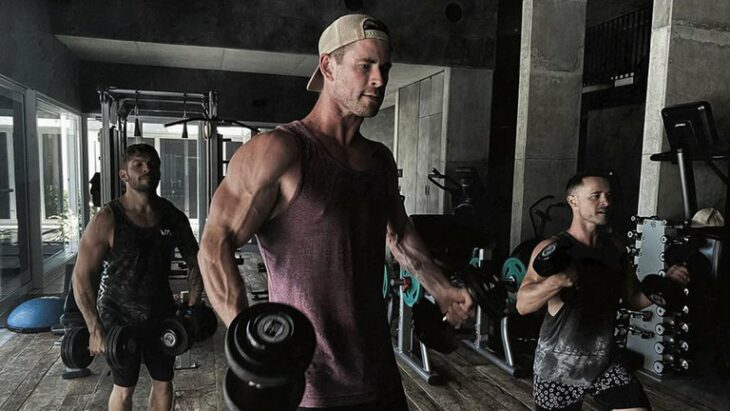 Chris Hemsworth entrenando para el papel de Hulk Hogan 