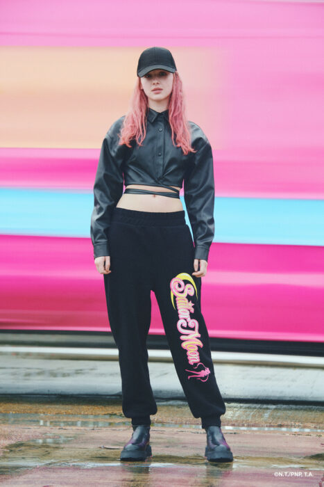 Chica usando pants deportivo en color negro estampado con sailor moon; Colección de Bershka inspirada en Sailor Moon