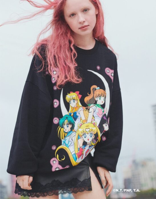 Chica usando sudadera negra con estampado de las sailor scouts; Colección de Bershka inspirada en Sailor Moon