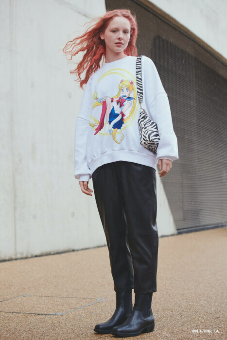 Chica usando sudadera blanca estampada con Sailor Moon; Colección de Bershka inspirada en Sailor Moon