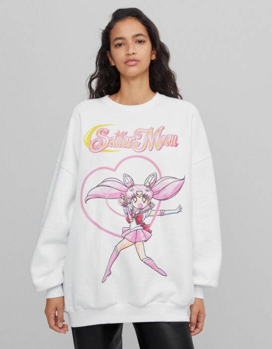 Chica usando sudadera blanco con estampado de Chibi Moon; Colección de Bershka inspirada en Sailor Moon