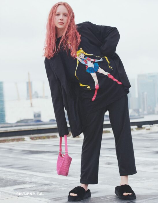 Chica usando traje sastre con camisa estampada con Sailor Moon; Colección de Bershka inspirada en Sailor Moon