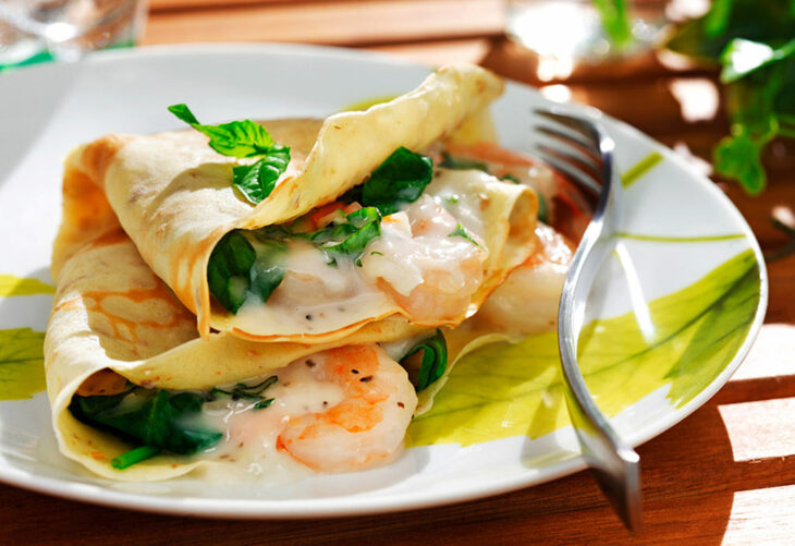 Crepas rellenas con mantequilla, camarones y especias; recetas con crepas