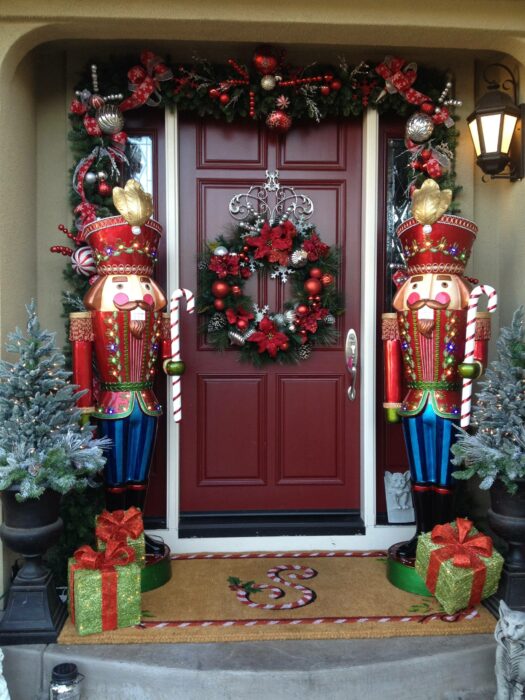 Puerta decorada con cascanueces y una corona en el centro de la puerta